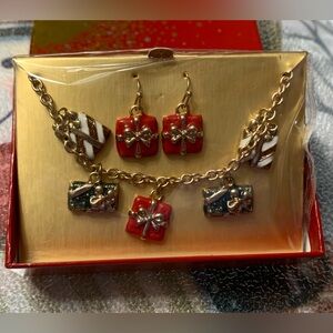 NIP AVON CHRISTMAS PRESENTS BRACELET AND EARRING SET w/ GIFT BOX